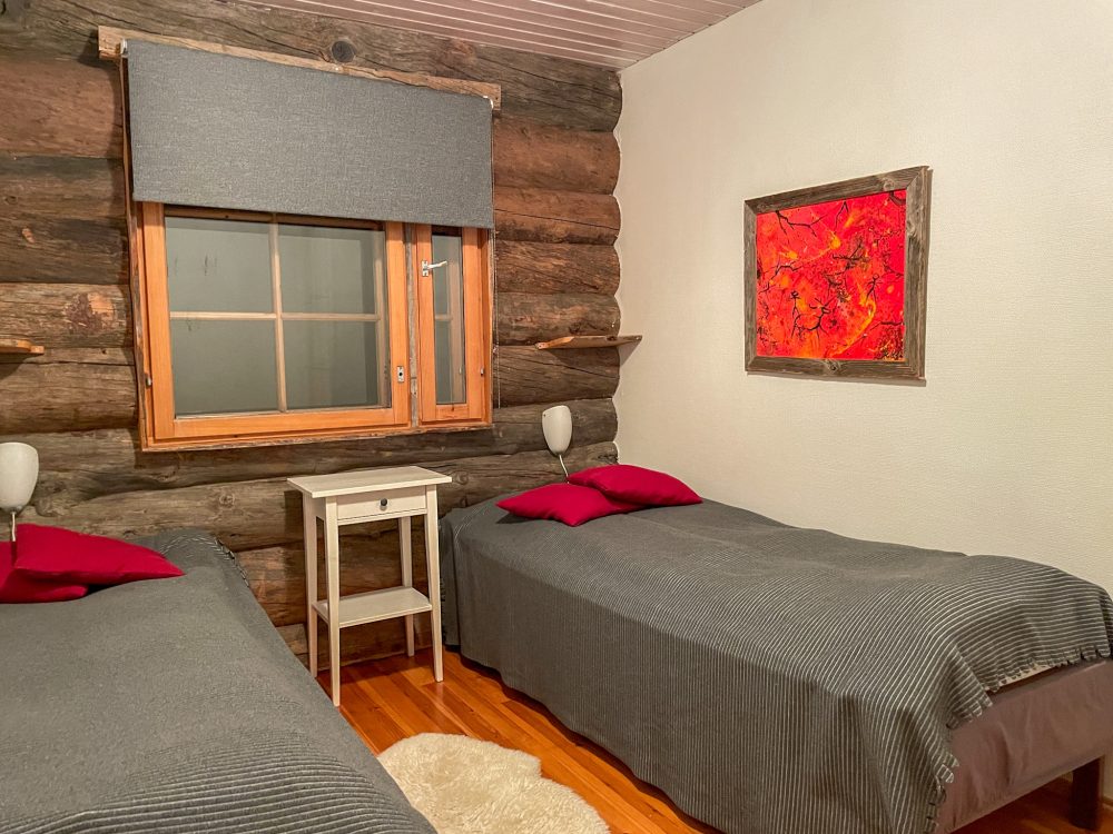 Ylläshilla log cabin twin bedroom
